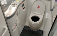 Unde se duc deșeurile de la toaleta din avion?