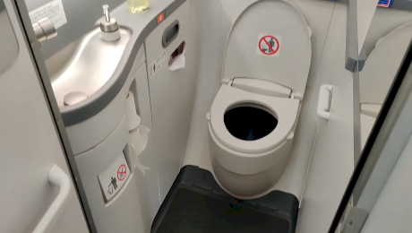 Unde se duc deșeurile de la toaleta din avion?
