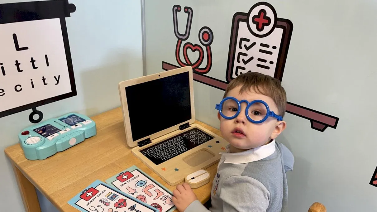 Un băiețel a învățat să citească singur la 2 ani și 4 luni. Micuțul a obținut 139 de puncte la testul IQ din 160 posibile