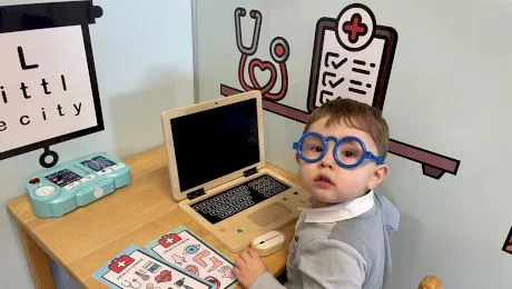Un băiețel a învățat să citească singur la 2 ani și 4 luni. Micuțul a obținut 139 de puncte la testul IQ din 160 posibile