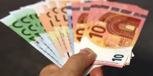 De ce instabilitatea politică duce la creșterea Euro? Analiștii explică cum ar fi putut să crească Leul în raport cu Euro