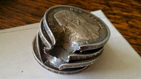 Cum arată monedele care i-au salvat viața unui soldat?