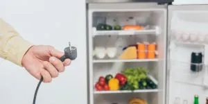 Obiceiul banal care îți umflă factura la energie electrică fără să știi: ce trebuie să scoți din priză noaptea