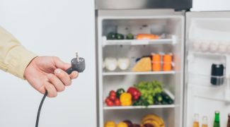 Obiceiul banal care îți umflă factura la energie electrică fără să știi: ce trebuie să scoți din priză noaptea