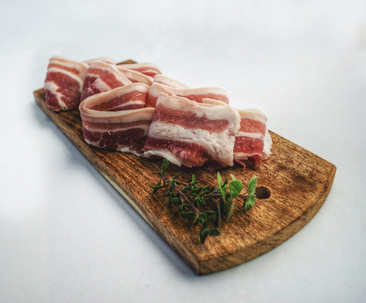 Porc versus porc. Cum faci diferența dintre carnea de porc tradițională și cea de crescătorie?