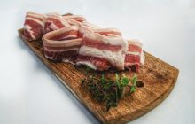 Porc versus porc. Cum faci diferența dintre carnea de porc tradițională și cea de crescătorie?