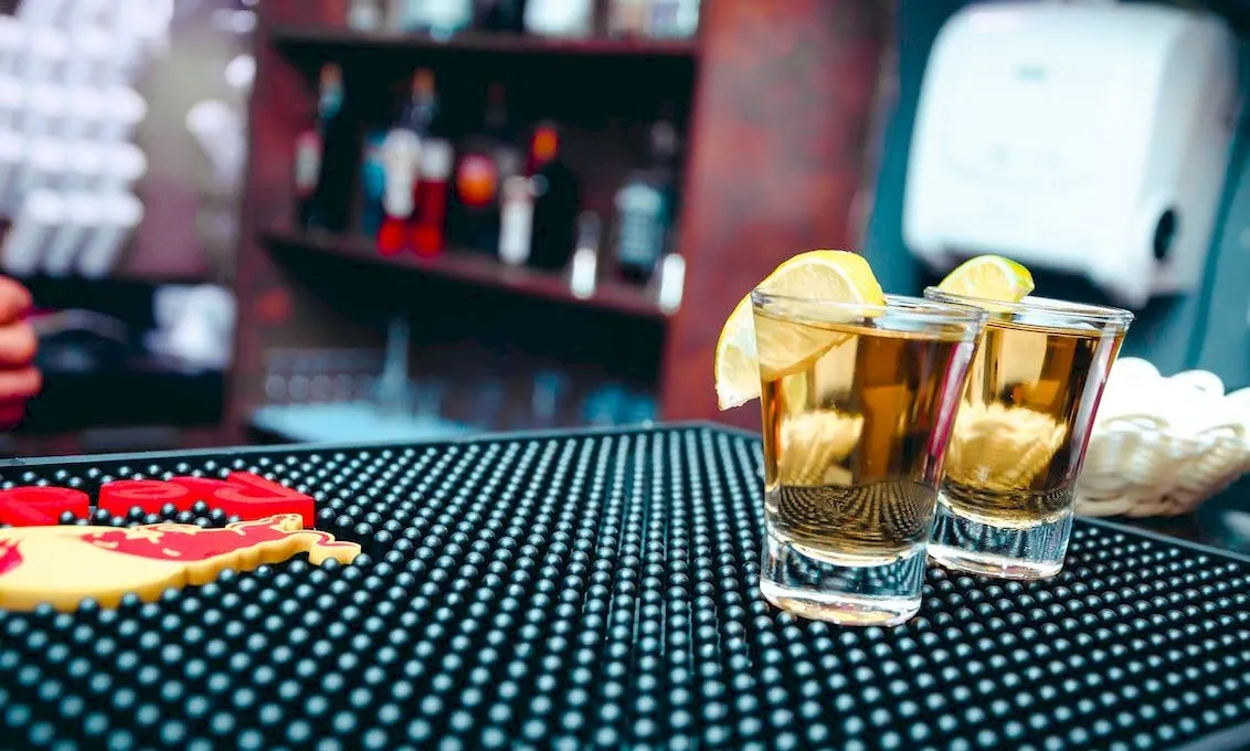 De ce băuturile alcoolice tari se beau „shot”? De unde vine expresia „un shot de…”?