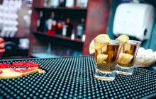 De ce băuturile alcoolice tari se beau „shot”? De unde vine expresia „un shot de…”?