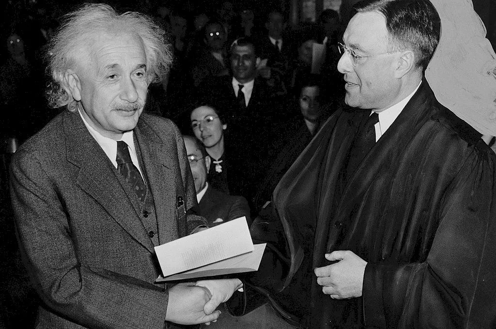 Chiar totul e relativ! Imaginea fabuloasă cu Albert Einstein în sandale, pe malul mării