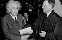 Chiar totul e relativ! Imaginea fabuloasă cu Albert Einstein în sandale, pe malul mării