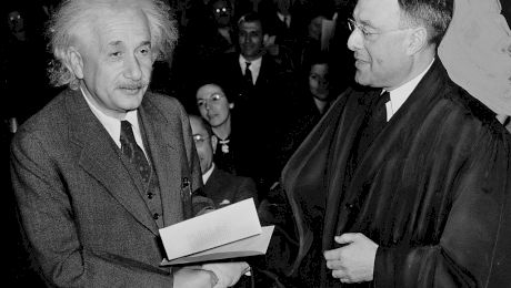 Chiar totul e relativ! Imaginea fabuloasă cu Albert Einstein în sandale, pe malul mării