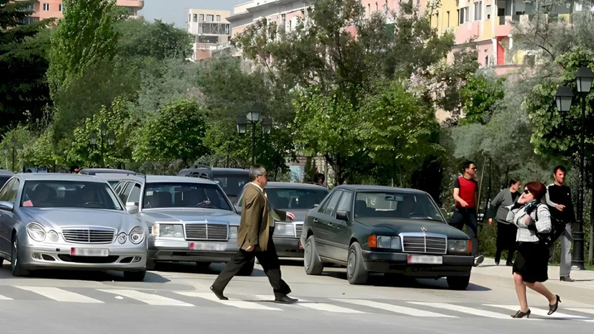 De ce, în Albania, vezi mașini Mercedes pe toate drumurile?