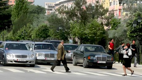 De ce, în Albania, vezi mașini Mercedes pe toate drumurile?