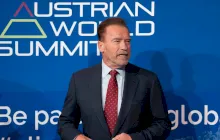 Arnold Schwarzenegger și-a umflat mușchii cu pastile produse la Cluj