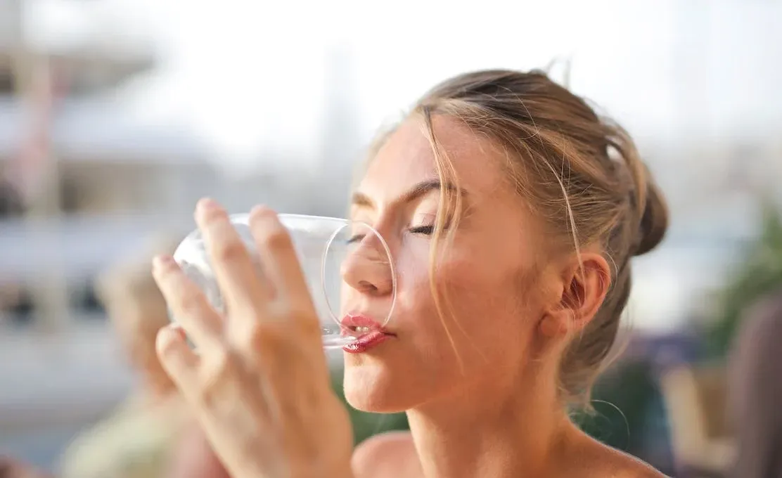 Ce lichid hidratează cel mai bine organismul uman? Nu, nu este apa!