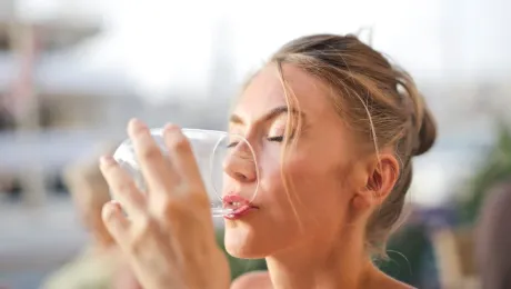 Ce lichid hidratează cel mai bine organismul uman? Nu, nu este apa!