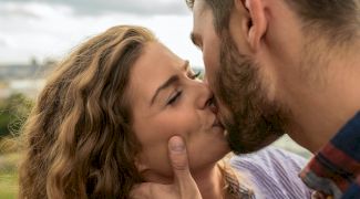 Cât de vechi este sărutul romantic?