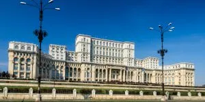 Câte pasaje subterane are Casa Poporului? Unde duc acestea?
