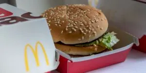 De ce mâncarea de la McDonald’s nu mucegăiește? Nu, nu este din cauza chimicalelor!