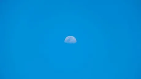 De ce luna poate fi văzută și pe timp de zi?