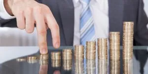 Ce salariu are un român care lucrează la stat? Dar la privat?