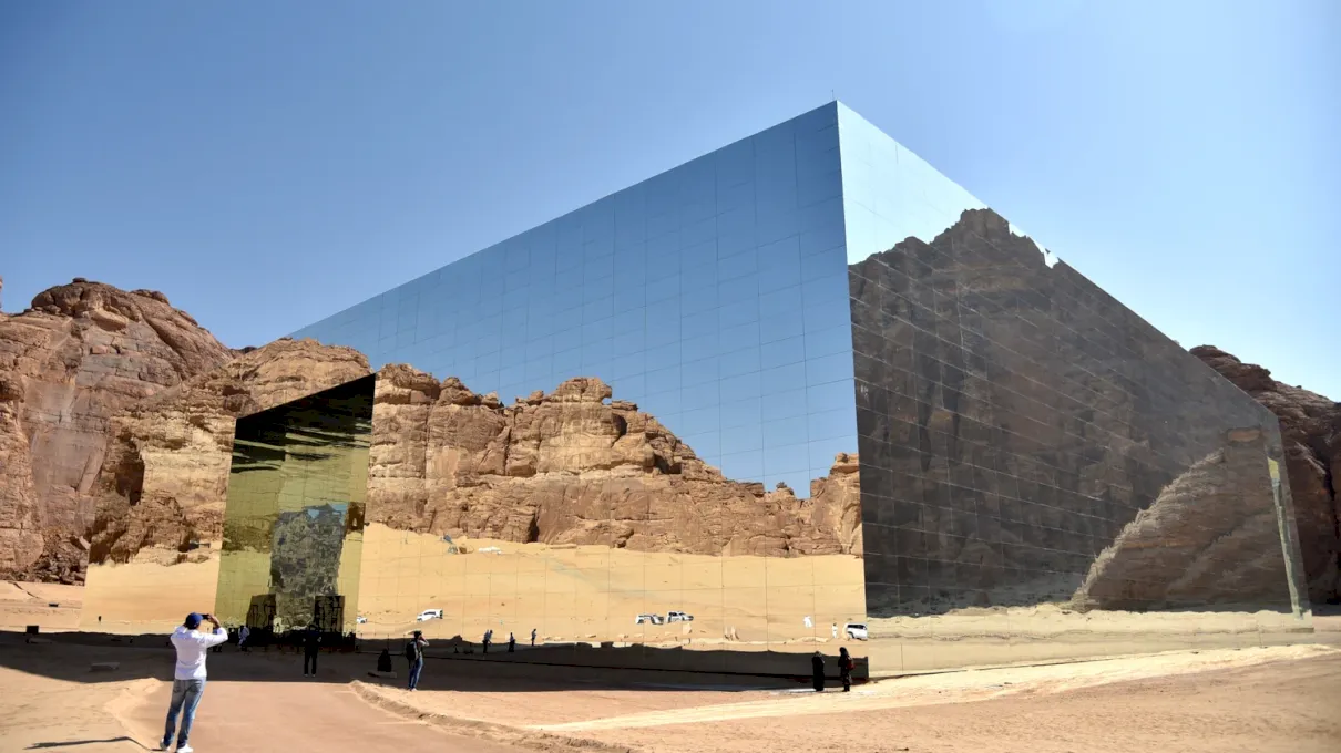 Cum arată clădirea din deșert care cu greu poate fi văzută?