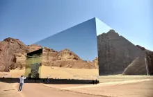Cum arată clădirea din deșert care cu greu poate fi văzută?