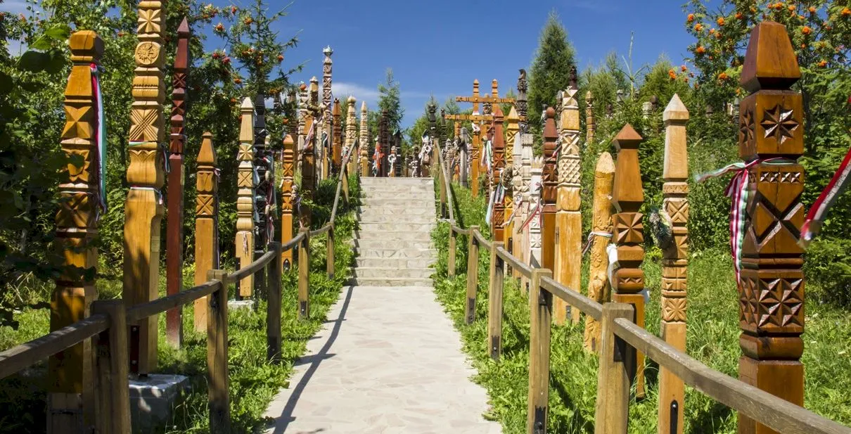 Cel mai ciudat cimitir din România! Locul este mai inedit decât Săpânța