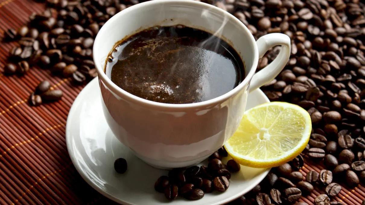 De ce este bine să bei cafeaua amestecată cu lămâie?