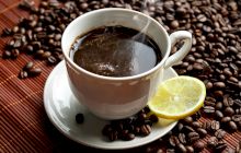 De ce este bine să bei cafeaua amestecată cu lămâie?