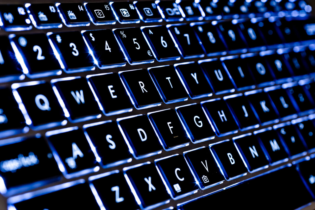 De ce nu sunt așezate în ordine alfabetică literele pe tastatură?
