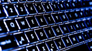 De ce nu sunt așezate în ordine alfabetică literele pe tastatură?