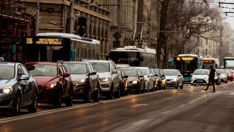 Cât timp petrec în medie bucureștenii în trafic?