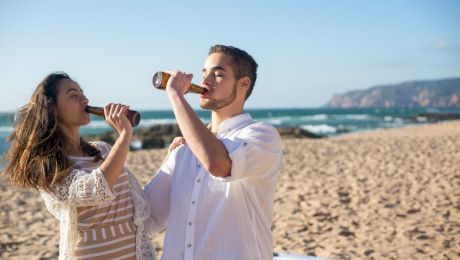 De ce nu este indicat să bei bere atunci când ești pe plajă?