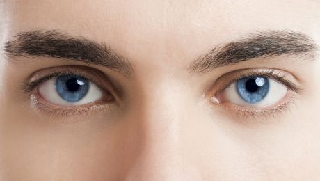 Este adevărat că toți oamenii cu ochii albaștri sunt înrudiți?