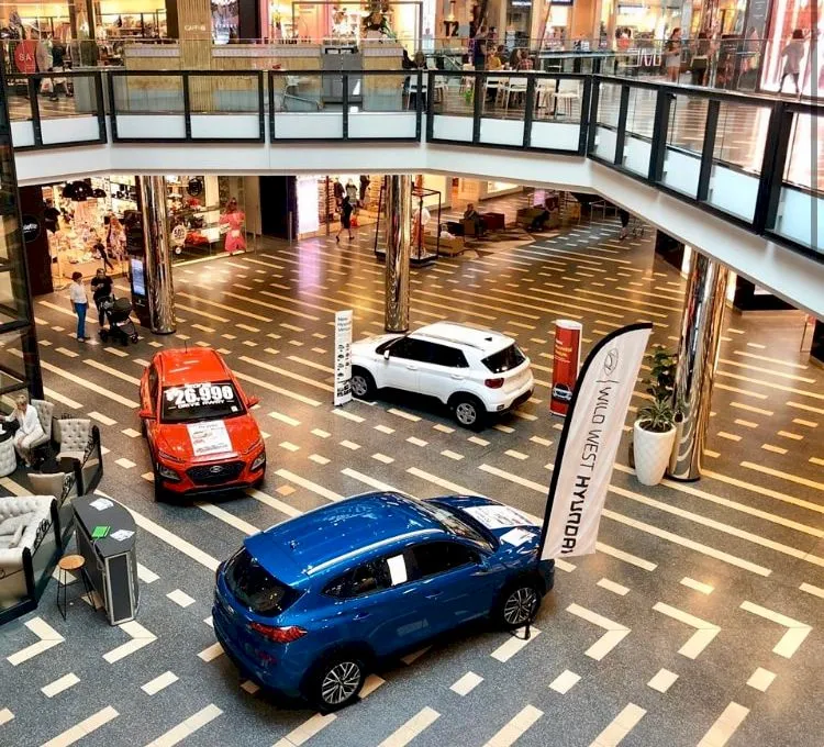 Cum se bagă mașinile de prezentare în interiorul mall-urilor?