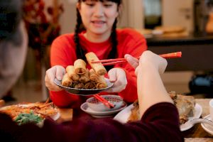 De ce chinezii mănâncă cu bețișoare?