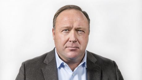 Cine este Alex Jones și de ce este un personaj controversat?