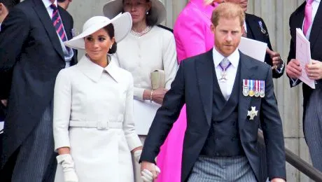 Cu ce gesturi îl atenționează Meghan Markle pe Prințul Harry?