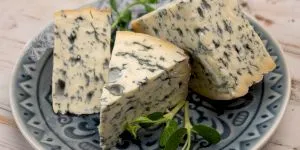 Ce este blue cheese? Chiar este brânza albastră?