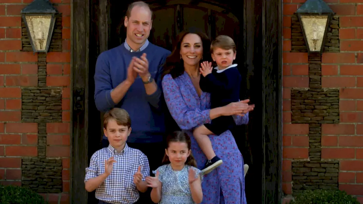 De ce membrii familiei regale britanice se îmbracă mai mereu în culoarea albastră?