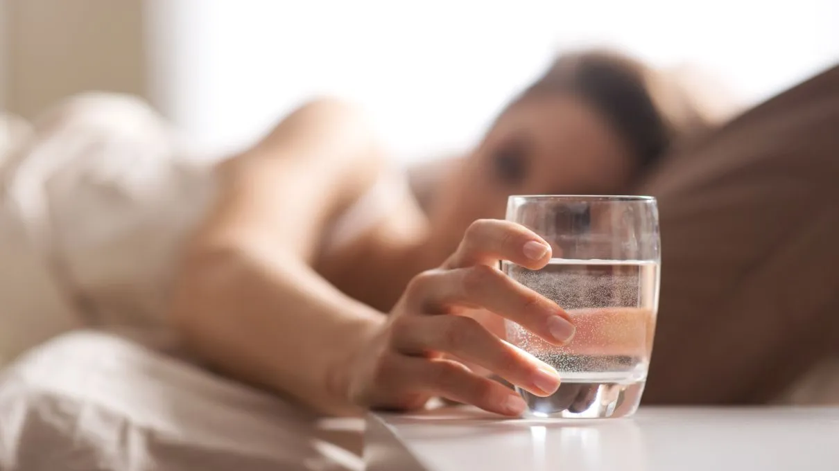 De ce este recomandat să bei apă înainte de culcare?