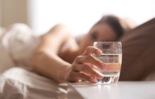 De ce este recomandat să bei apă înainte de culcare?