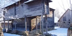Cum arătau primele bude „moderne” la români. Ce idee le-a venit țăranilor să nu mai iasă iarna din casă?