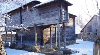 Cum arătau primele bude „moderne” la români. Ce idee le-a venit țăranilor să nu mai iasă iarna din casă?