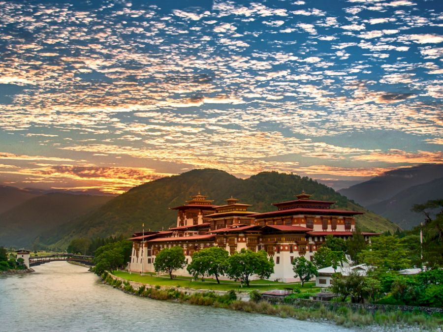 Bhutan-Punakha-Dzong-Sunset-1326288165-Website-1920x1080-fill-gravityauto