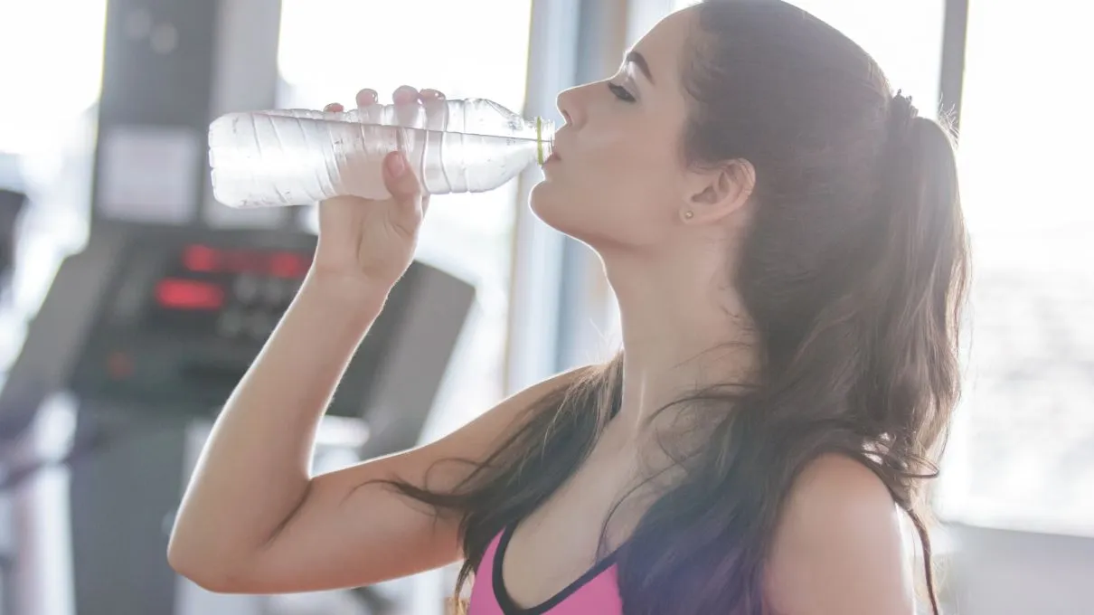 Este adevărat că te îngrași dacă bei apă minerală?