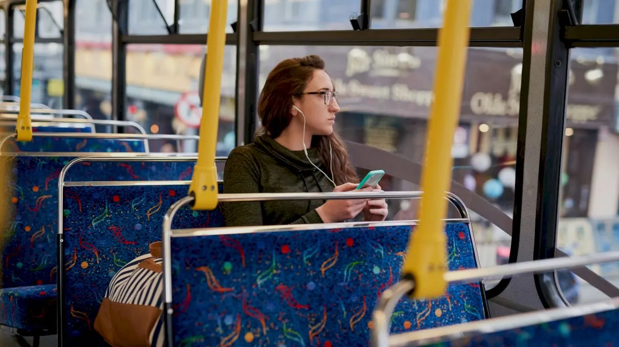 De ce autobuzele au scaunele atât de colorate? Cum este ales designul?