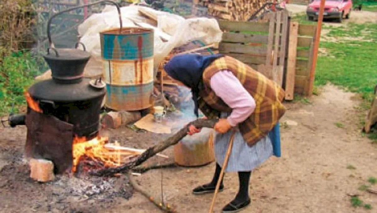 De ce nu este sănătoasă țuica fiartă la cazan?