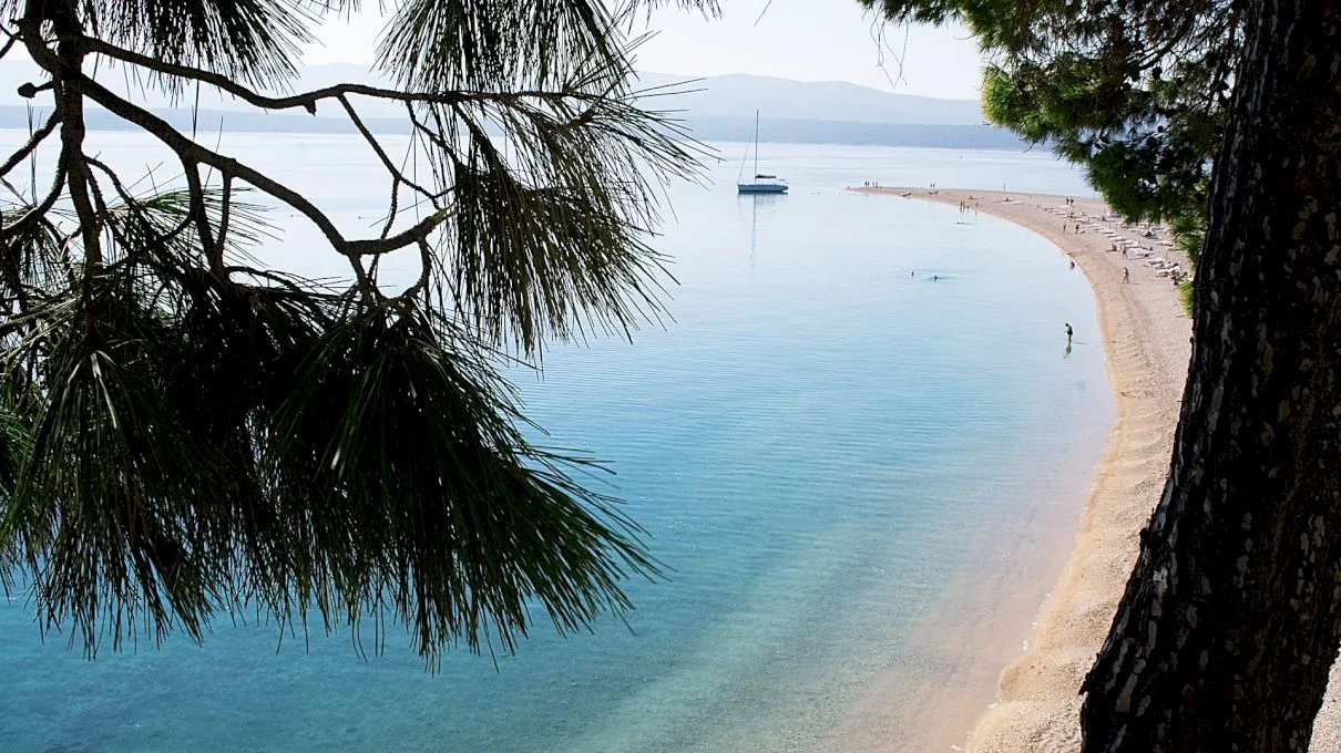 Zlatni Rat, plaja din Croația care își schimbă forma după cum bate vântul. La propriu